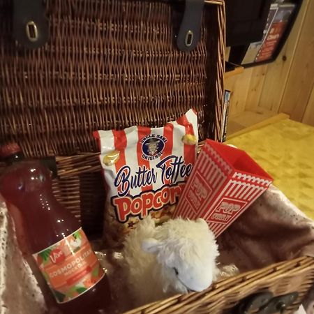 'Morris' The Shepherd'S Hut And Woodland Hot Tub Experience Carmarthen Eksteriør bilde