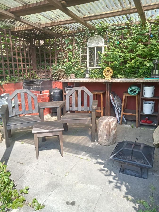 'Morris' The Shepherd'S Hut And Woodland Hot Tub Experience Carmarthen Eksteriør bilde