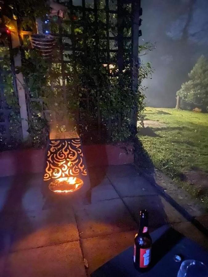 'Morris' The Shepherd'S Hut And Woodland Hot Tub Experience Carmarthen Eksteriør bilde